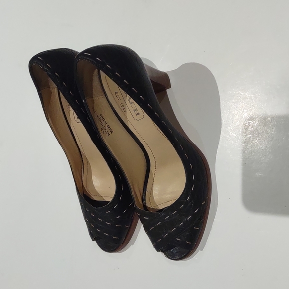 Beautiful genuine leather shoes by Coach - Picture 3 of 12